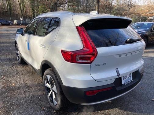 2025 Volvo XC40 B5 Core Bright Theme