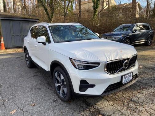 2025 Volvo XC40 B5 Core Bright Theme