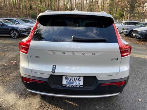 2025 Volvo XC40 B5 Core Bright Theme