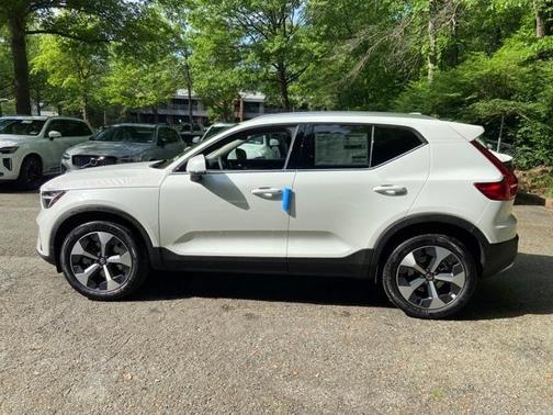 2025 Volvo XC40 B5 Core Bright Theme