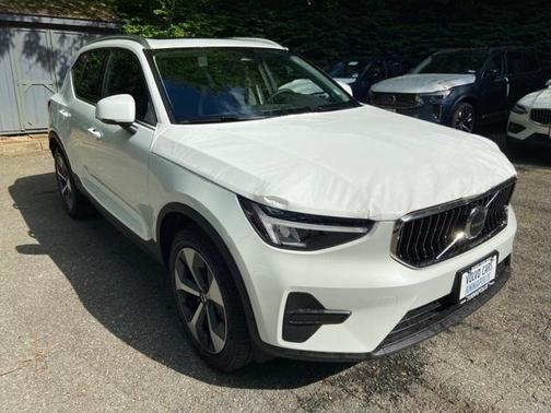 2025 Volvo XC40 B5 Core Bright Theme