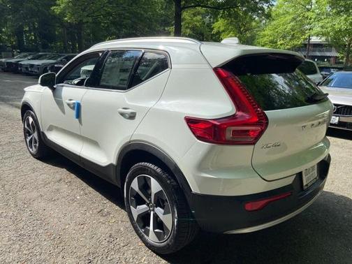 2025 Volvo XC40 B5 Core Bright Theme
