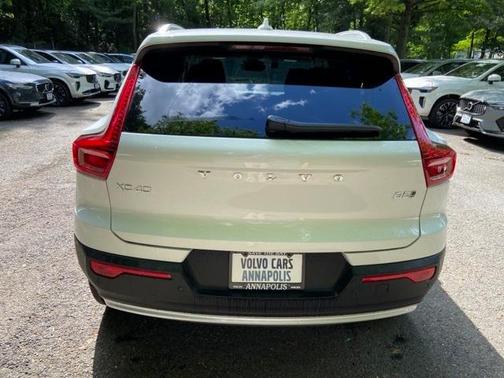 2025 Volvo XC40 B5 Core Bright Theme