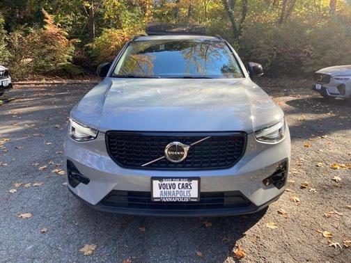 2025 Volvo XC40 B5 Plus Dark Theme