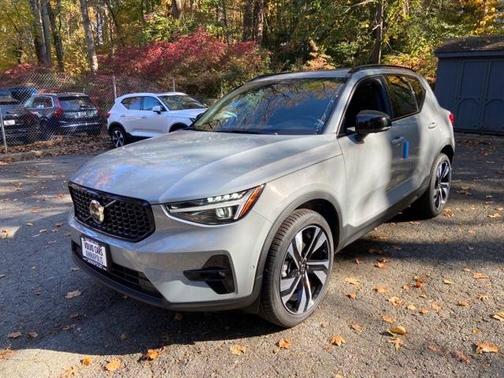 2025 Volvo XC40 B5 Plus Dark Theme