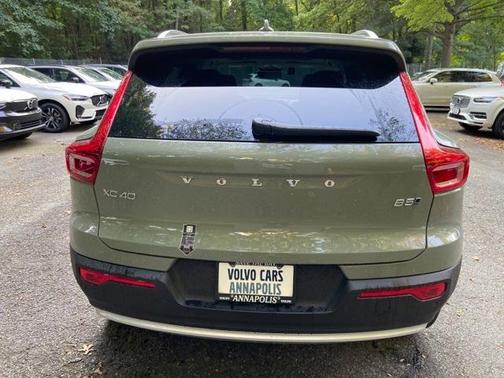 2025 Volvo XC40 B5 Ultra Bright Theme
