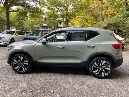 2025 Volvo XC40 B5 Ultra Bright Theme