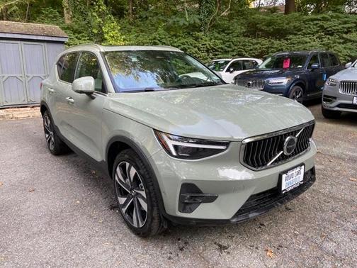 2025 Volvo XC40 B5 Ultra Bright Theme