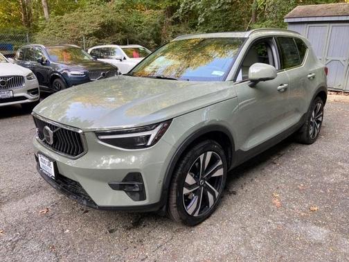 2025 Volvo XC40 B5 Ultra Bright Theme