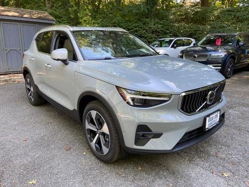 2025 Volvo XC40 B5 Plus Bright Theme