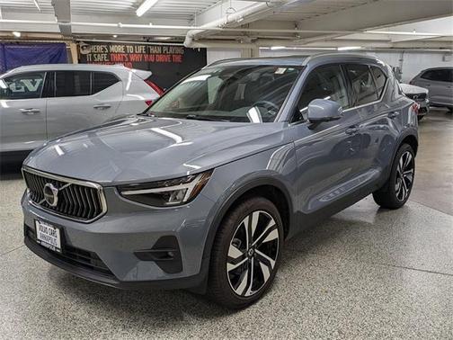 2023 Volvo XC40 B5 Plus Bright Theme