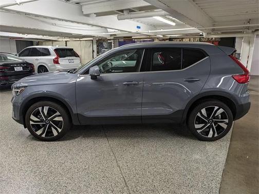 2023 Volvo XC40 B5 Plus Bright Theme