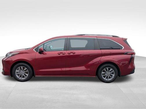 2022 Toyota Sienna LE