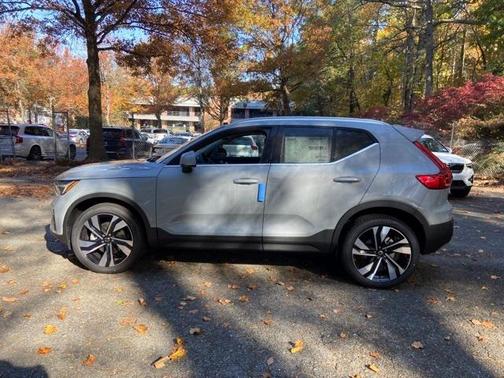 2025 Volvo XC40 B5 Plus Bright Theme