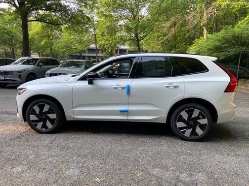 2025 Volvo XC60 Plug-In Hybrid T8 Plus