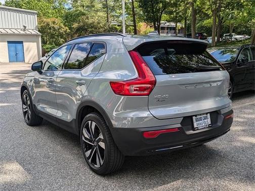 2024 Volvo XC40 B5 Ultimate Dark Theme