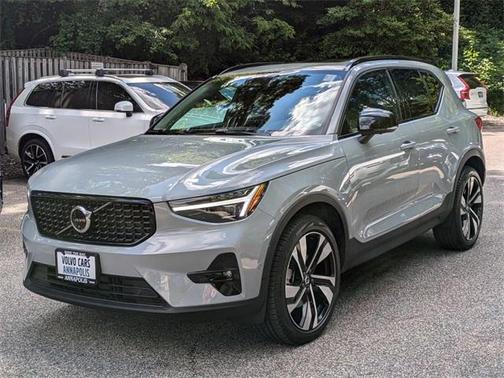 2024 Volvo XC40 B5 Ultimate Dark Theme