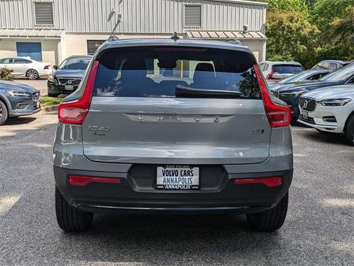 2024 Volvo XC40 B5 Ultimate Dark Theme