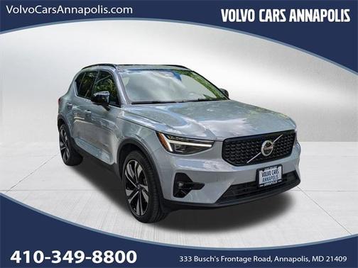 2024 Volvo XC40 B5 Ultimate Dark Theme