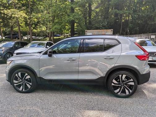 2024 Volvo XC40 B5 Ultimate Dark Theme