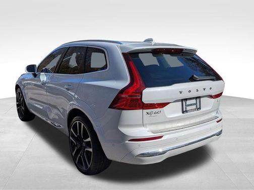 2023 Volvo XC60 Recharge Plug-In Hybrid T8 Ultimate Bright Theme