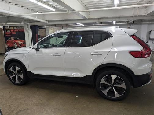 2025 Volvo XC40 B5 Plus Bright Theme