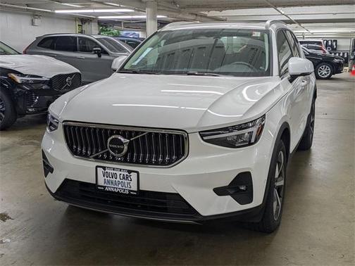 2025 Volvo XC40 B5 Plus Bright Theme
