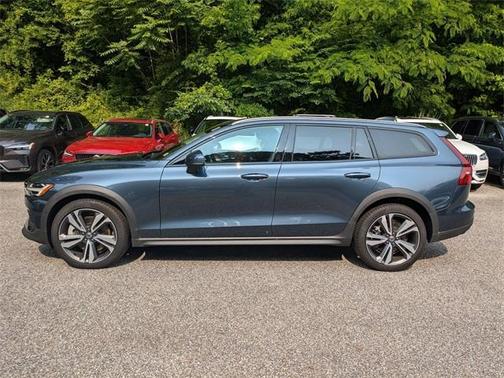 2024 Volvo V60 Cross Country B5 Plus