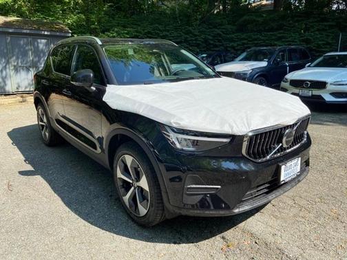 2025 Volvo XC40 B5 Core Bright Theme