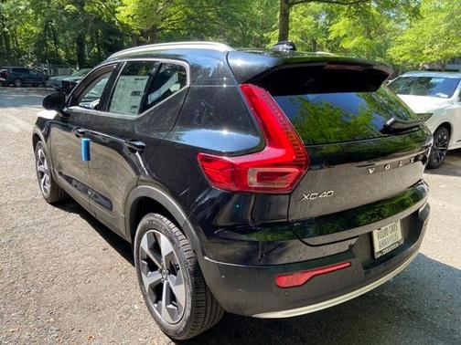 2025 Volvo XC40 B5 Core Bright Theme
