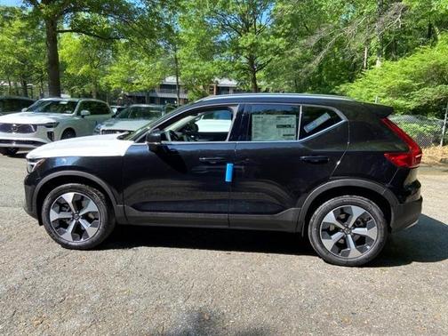 2025 Volvo XC40 B5 Core Bright Theme