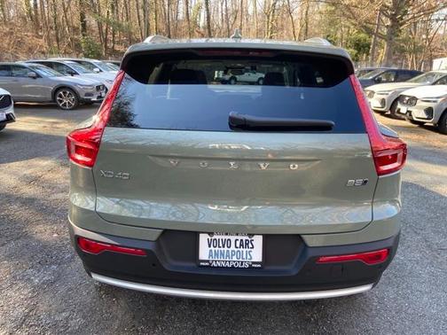 2025 Volvo XC40 B5 Ultra Bright Theme
