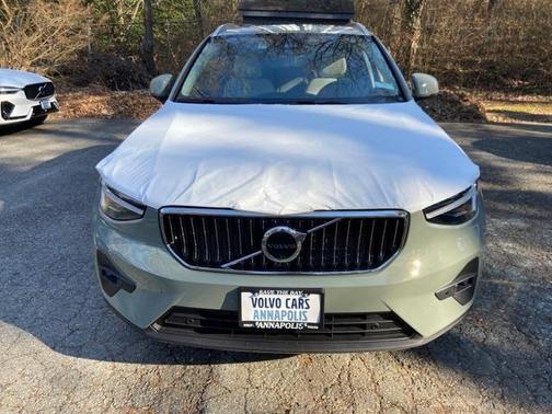2025 Volvo XC40 B5 Ultra Bright Theme