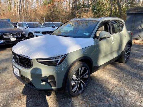 2025 Volvo XC40 B5 Ultra Bright Theme