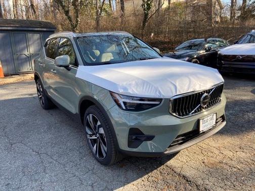 2025 Volvo XC40 B5 Ultra Bright Theme