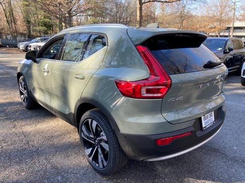 2025 Volvo XC40 B5 Ultra Bright Theme