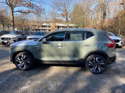 2025 Volvo XC40 B5 Ultra Bright Theme