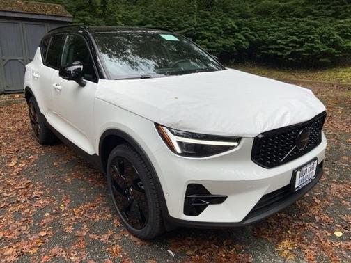 2026 Volvo XC40 B5 Ultra Black Edition