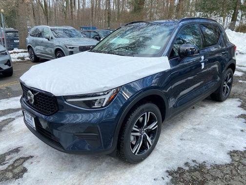 2026 Volvo XC40 B5 Core