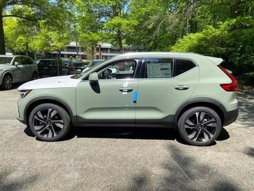2025 Volvo XC40 B5 Ultra Bright Theme
