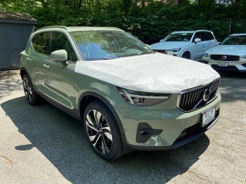 2025 Volvo XC40 B5 Ultra Bright Theme