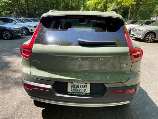 2025 Volvo XC40 B5 Ultra Bright Theme