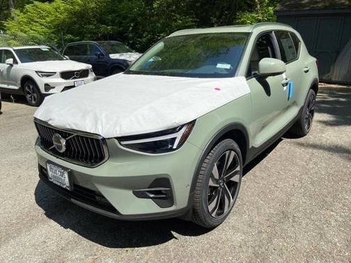 2025 Volvo XC40 B5 Ultra Bright Theme