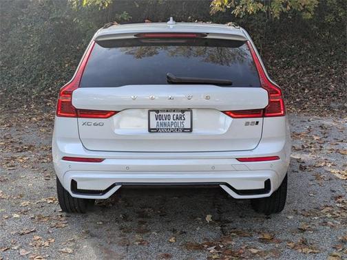 2024 Volvo XC60 B5 Ultimate Dark Theme