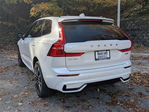 2024 Volvo XC60 B5 Ultimate Dark Theme