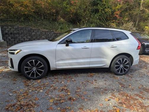 2024 Volvo XC60 B5 Ultimate Dark Theme