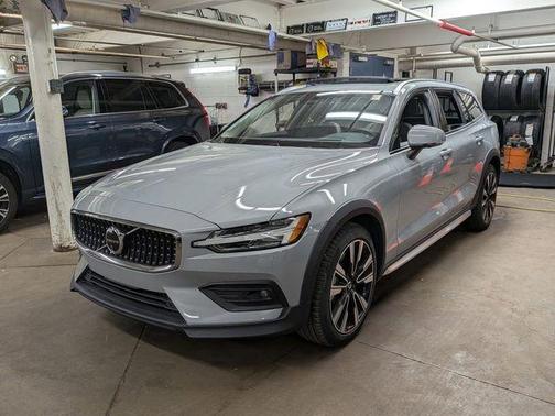 2025 Volvo V60 Cross Country B5 Ultra