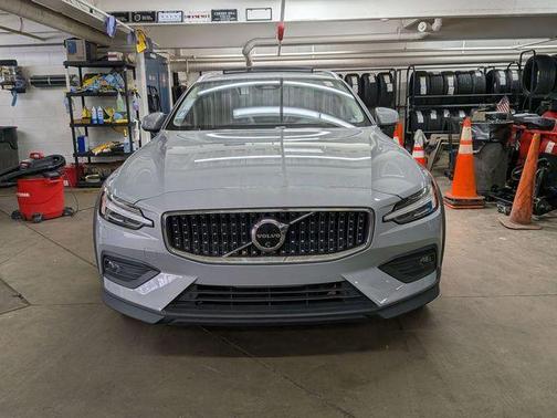 2025 Volvo V60 Cross Country B5 Ultra