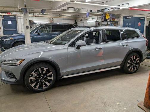 2025 Volvo V60 Cross Country B5 Ultra