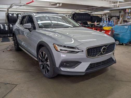 2025 Volvo V60 Cross Country B5 Ultra
